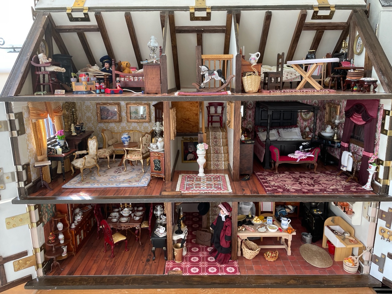Ye olde style doll’s house interior Ye olde style doll's house interior